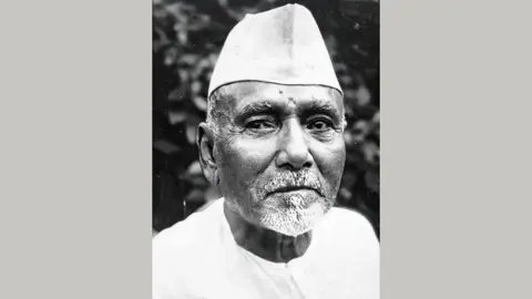নিজ জন্মভূমিতেই অবহেলিত সুরসম্রাট ওস্তাদ আলাউদ্দিন খাঁ